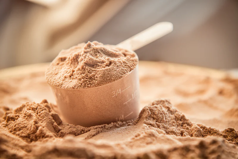 Proteína en polvo: Qué es, cuál elegir y cómo tomarla para mejorar tu rendimiento y ganar músculo